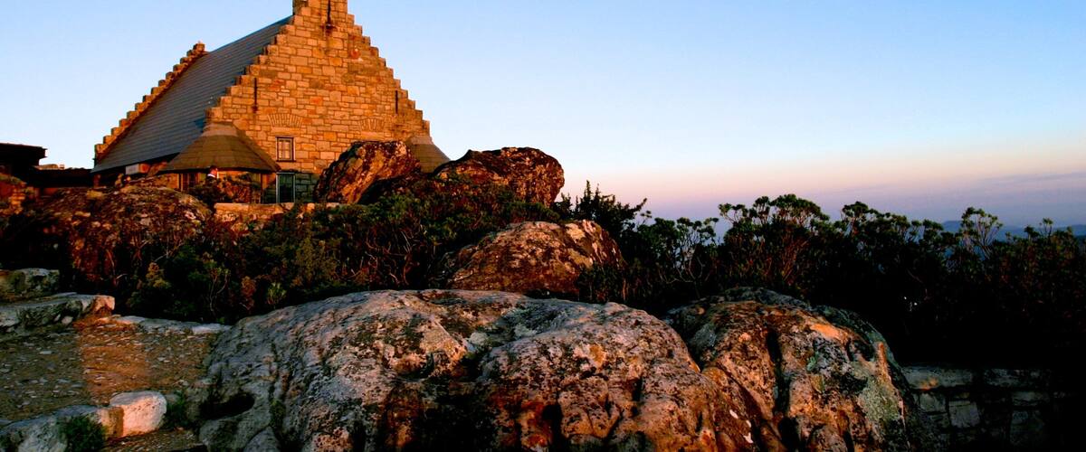 Tafelberg das einen Landschaften, Sonnenuntergang und historische Architektur