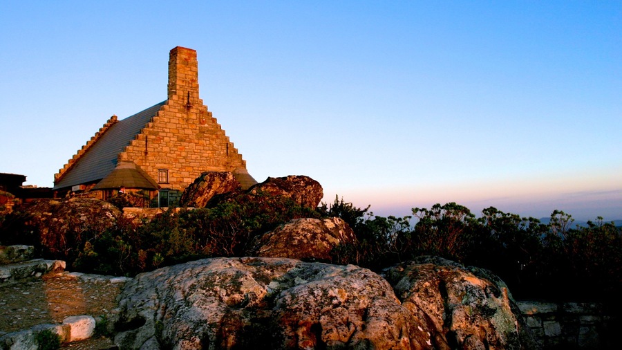 Table Mountain showing landscape views, a sunset and heritage architecture