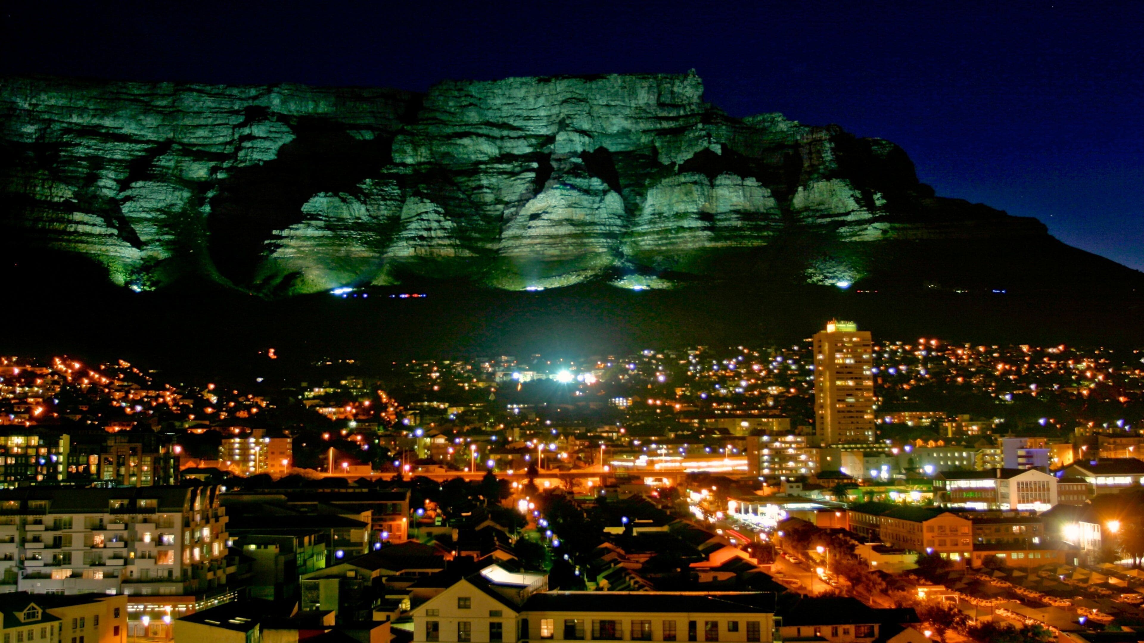 Monte Mesa caracterizando cenas noturnas, montanhas e vida noturna