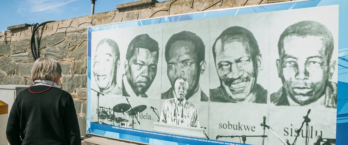 Een historisch muurschildering met portretten van anti-apartheidsleiders.