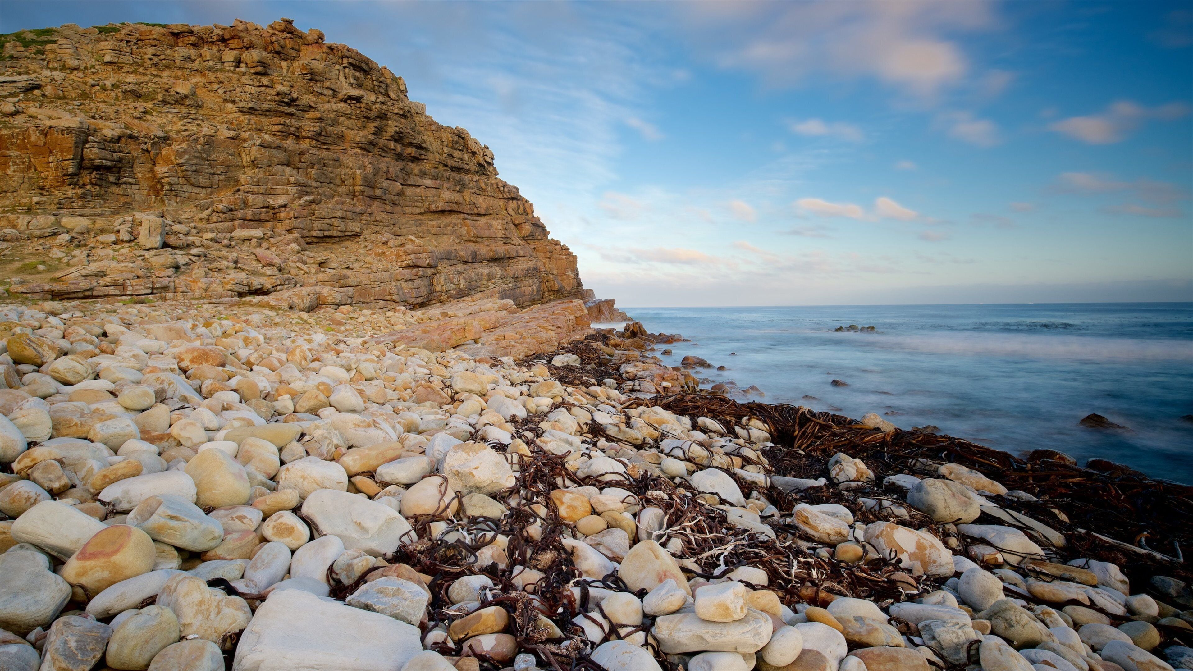 Cabo da Boa Esperança caracterizando litoral rochoso e uma praia de pedras