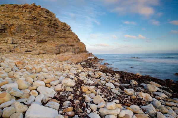 Kap der Guten Hoffnung das einen Steinstrand und Felsküste