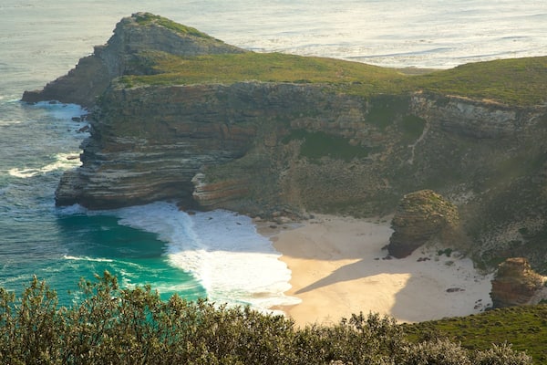 ケープ ポイント フィーチャー 荒々しい海岸線 と 砂浜