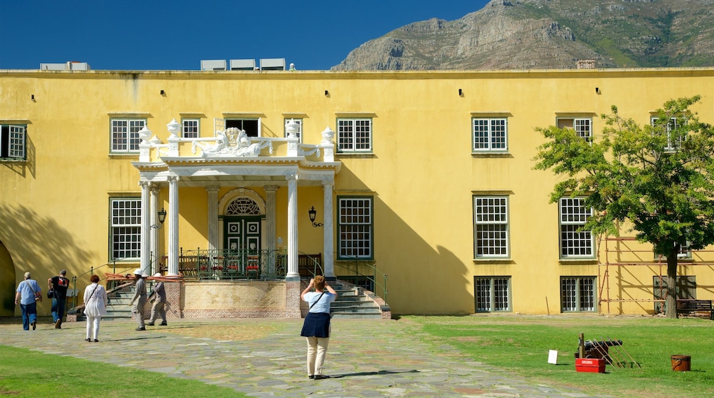 Kasteel de Goede Hoop bevat een kasteel en ook een klein groepje mensen