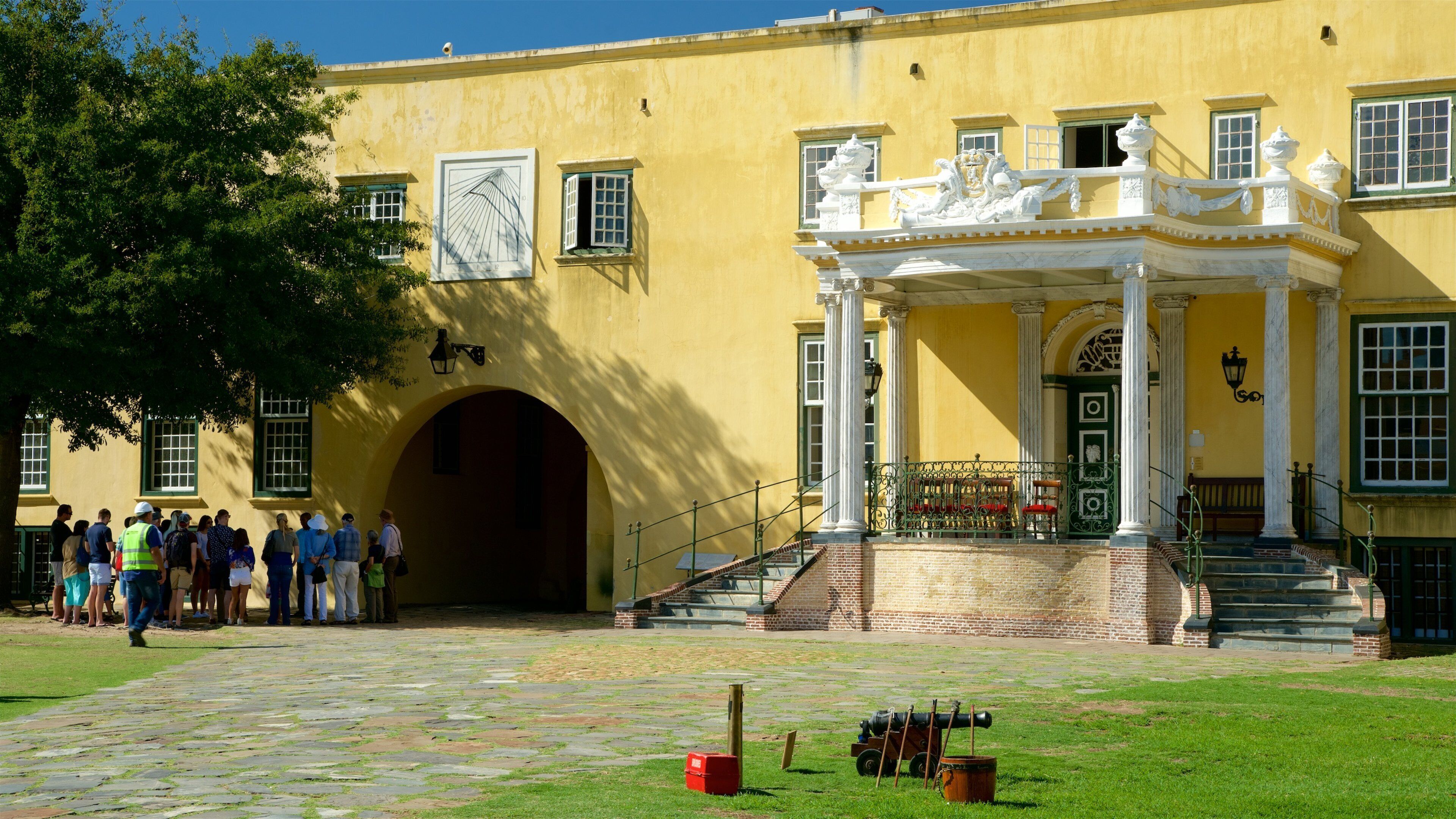 ปราสาทกู๊ดโฮป ซึ่งรวมถึง ปราสาทหรือพระราชวัง ตลอดจน คนกลุ่มเล็ก