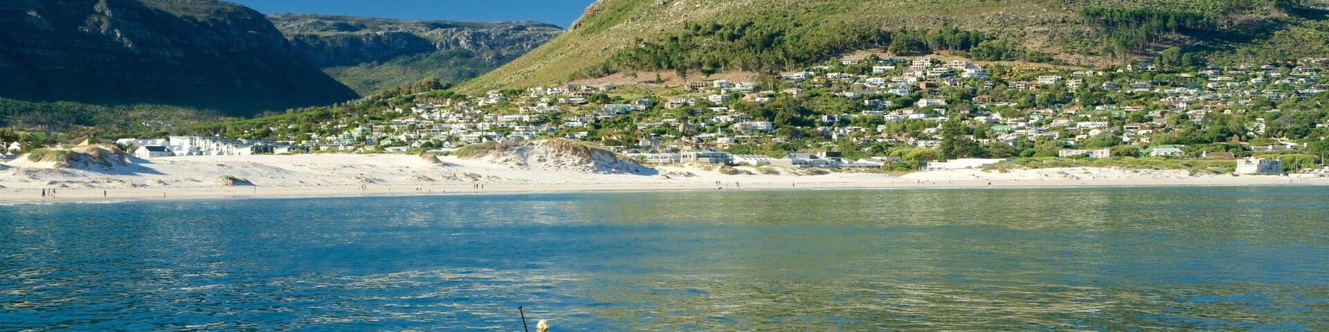 Hout Bay Beach das einen Kajak- oder Kanufahren sowie Paar