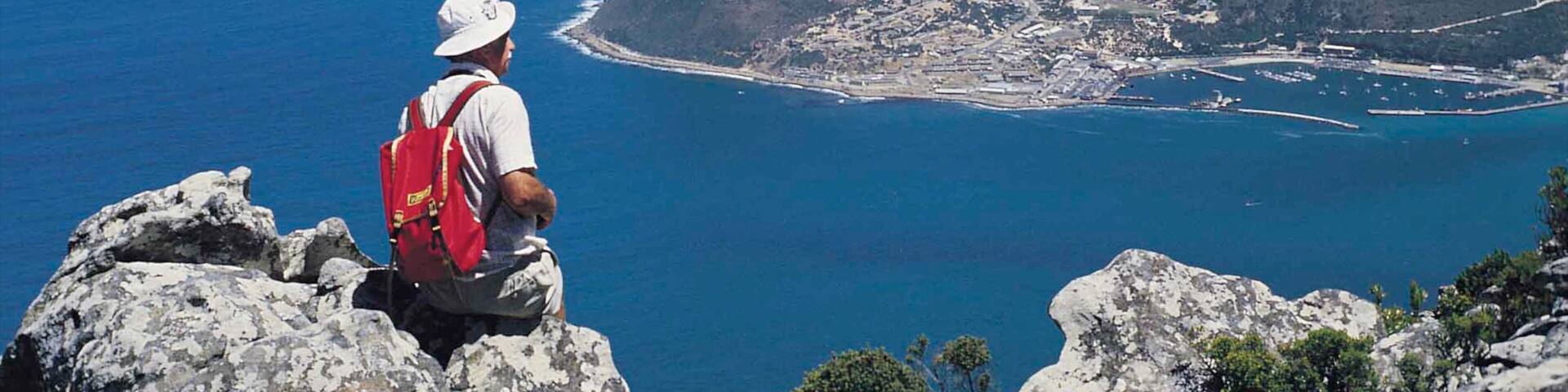 Hout Bay Beach johon kuuluu patikointi tai kÀvely, karu rannikko ja maisemat