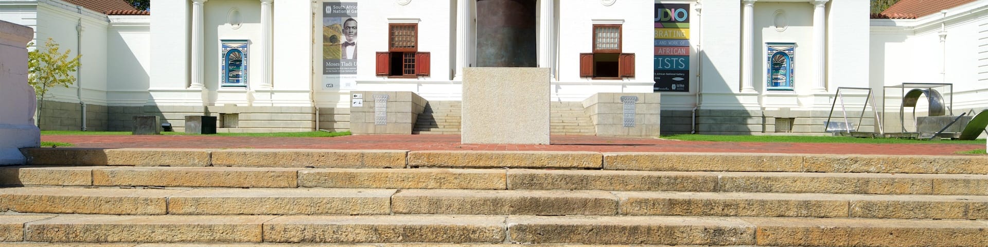 Un edificio con una gran estatua de bronce en su fachada.