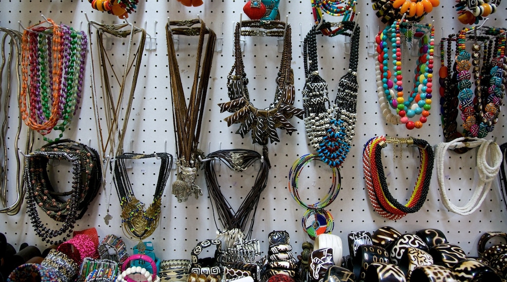 Long Street que incluye compras, mercados y vistas interiores