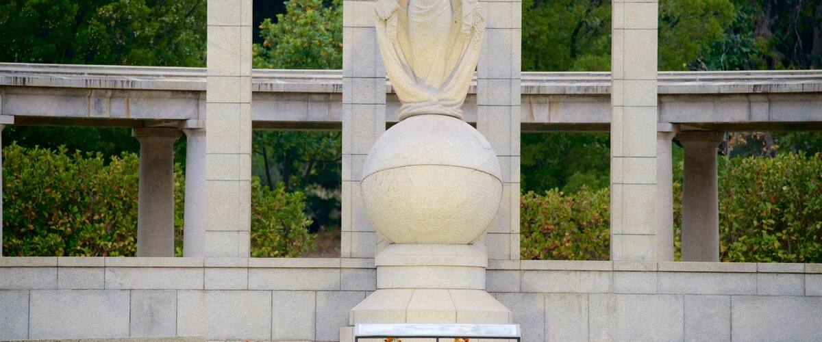 Mémorial aux Huguenots montrant jardin, monument et statue ou sculpture
