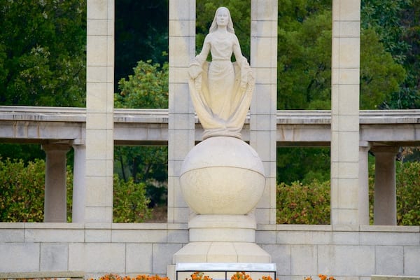 Huguenot Monument which includes a monument, a park and a statue or sculpture