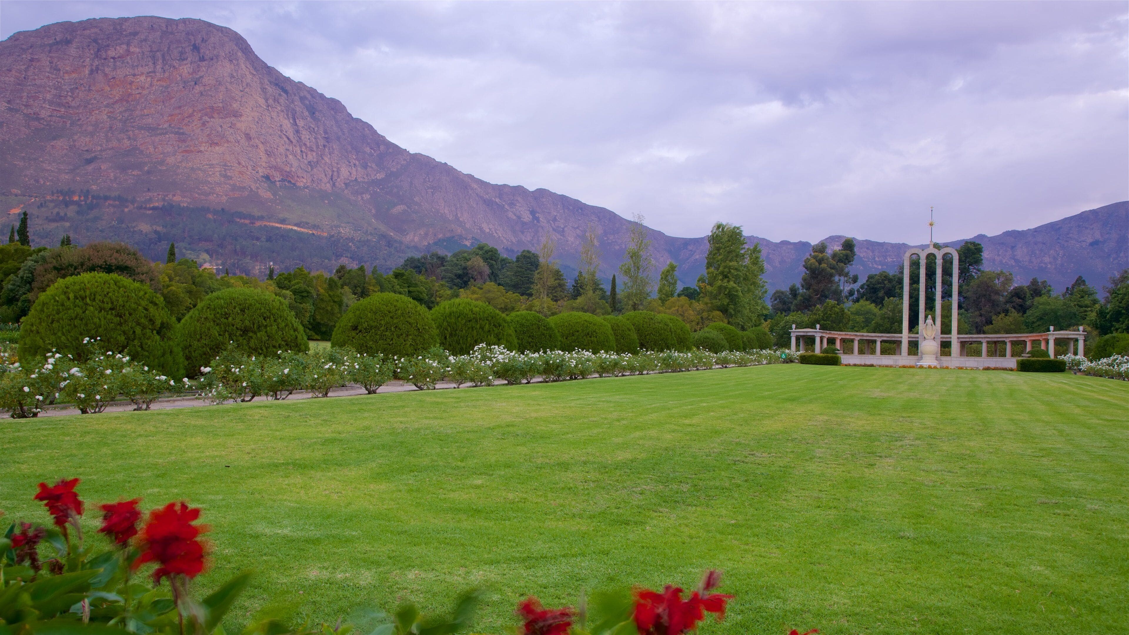Monumento al Hugonote que incluye un jardín y un monumento