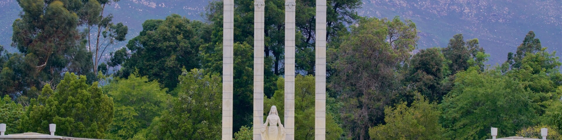 Huguenot Monument showing a park, a statue or sculpture and a monument
