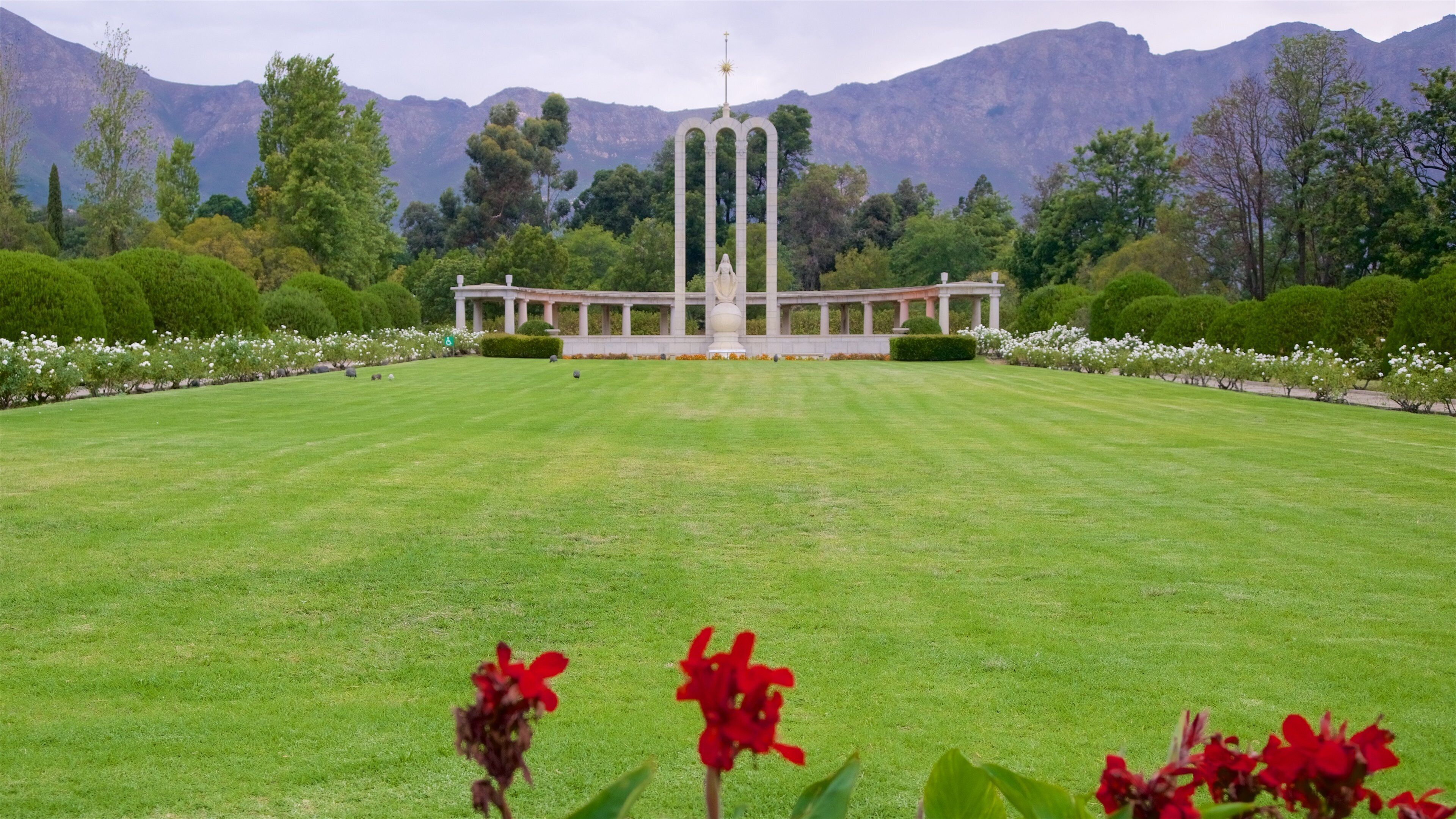 Huguenot Monument which includes a garden and a monument