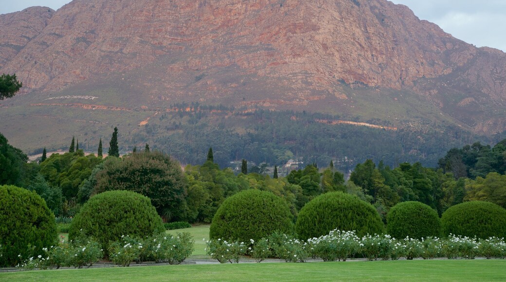 Huguenot Monument showing mountains and a garden
