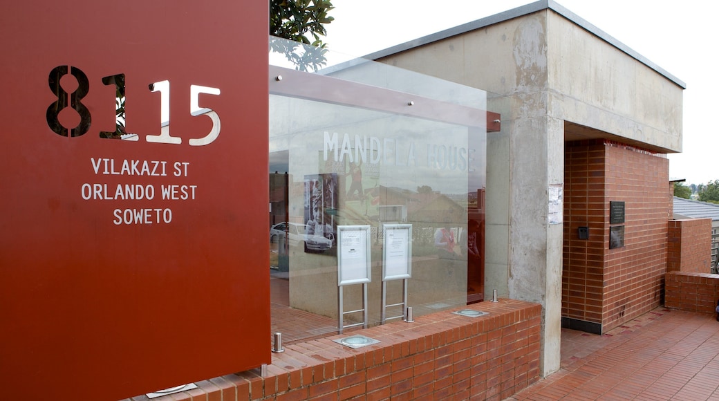 Museo Casa Mandela que incluye señalización y una ciudad