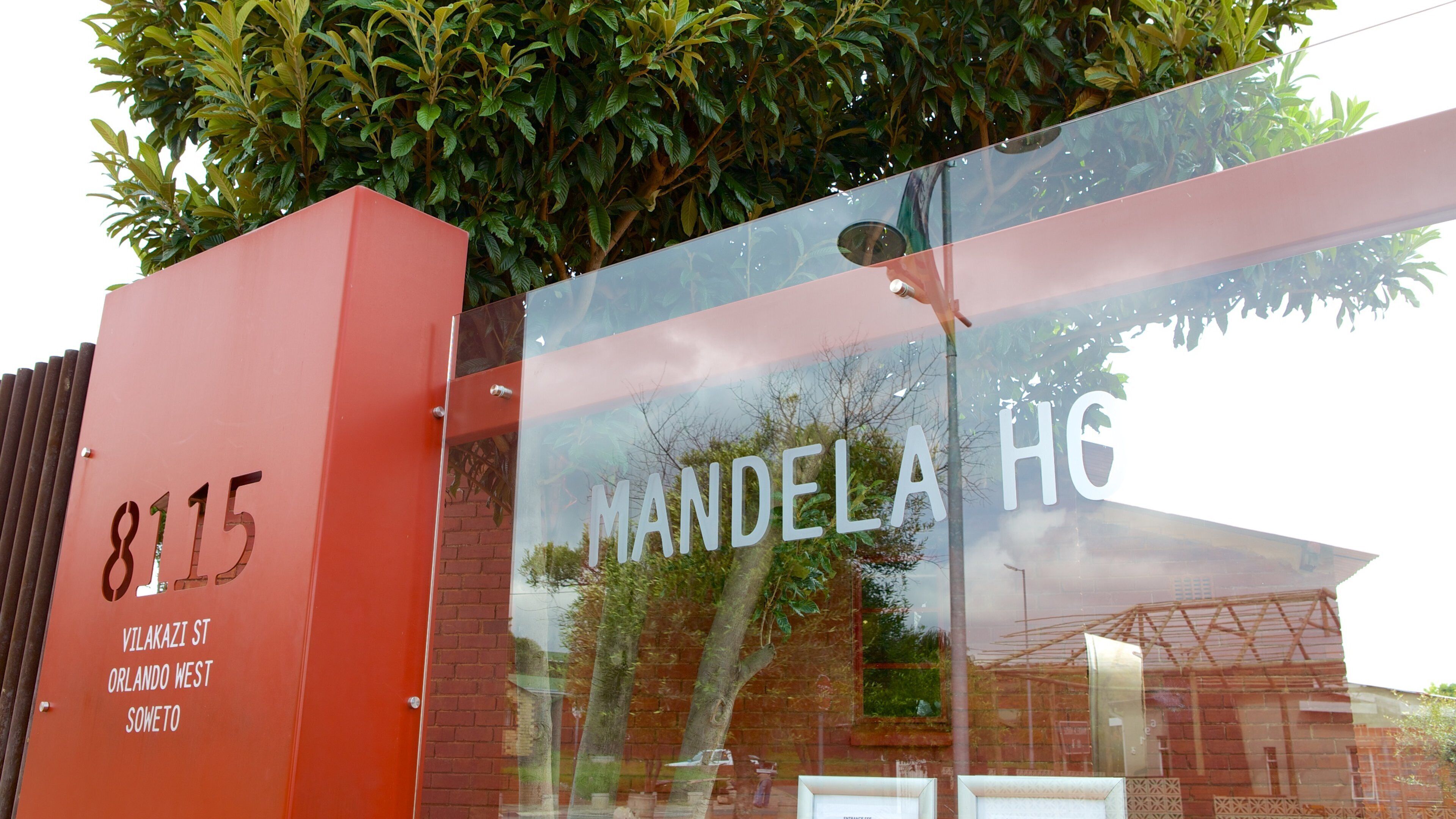 Mandela House som omfatter skiltning
