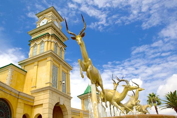 Gold Reef City welches beinhaltet Kunst, Stadt und Statue oder Skulptur