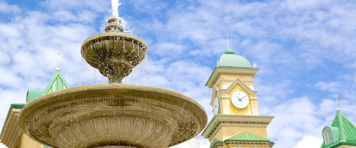 Gold Reef City which includes a city, heritage architecture and a fountain