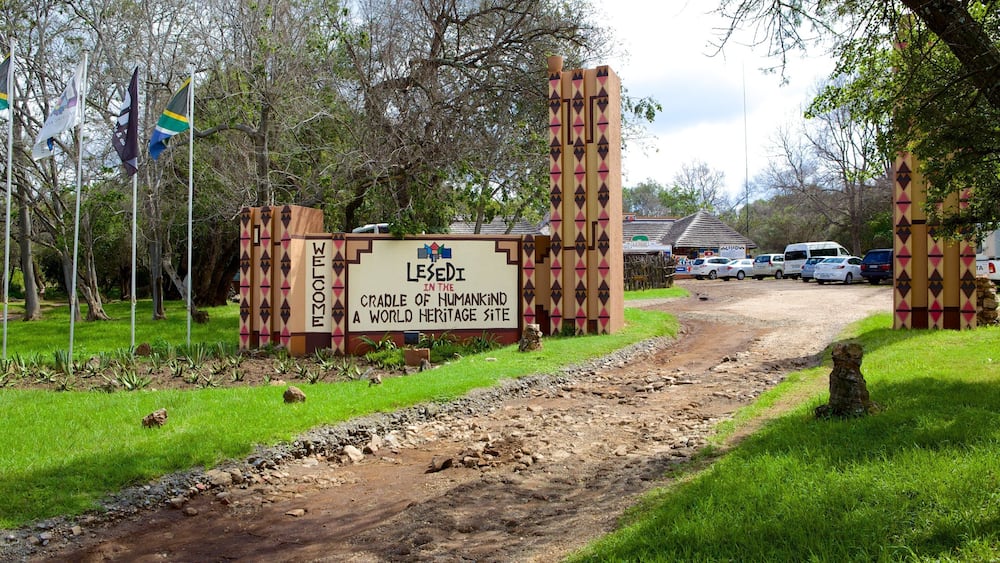 Un panneau accueillant les visiteurs à Lese Di, un site classé au patrimoine mondial de l’UNESCO.