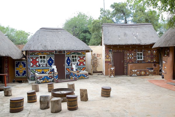 Lesedi Cultural Village qui includes culture autochtone et petite ville ou village