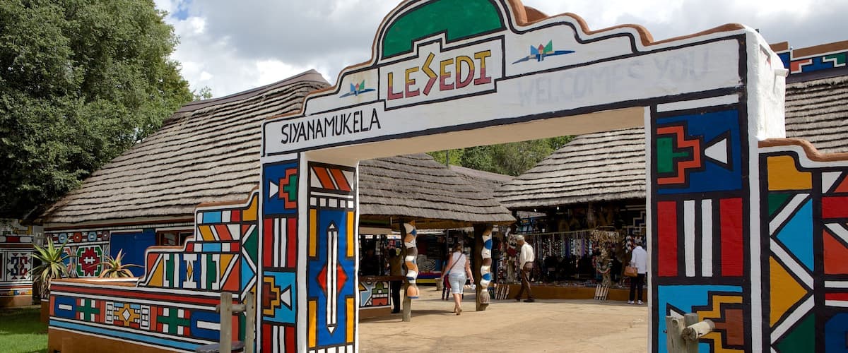 Lesedi Cultural Village qui includes signalisation et petite ville ou village