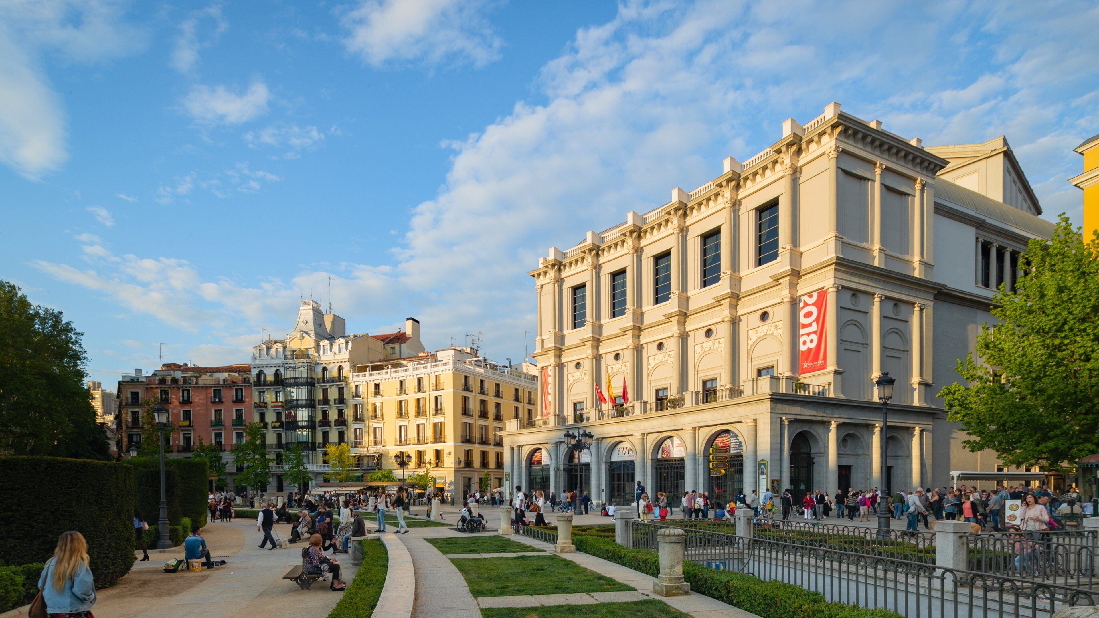 Royal Theatre featuring heritage architecture