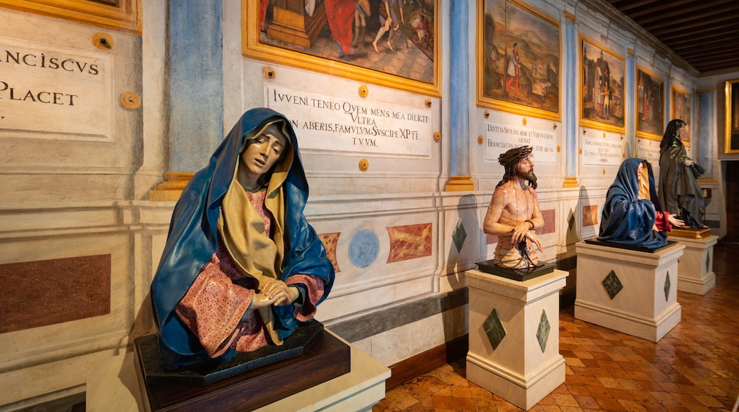 Convent de las Descalzas Reales showing interior views and religious elements