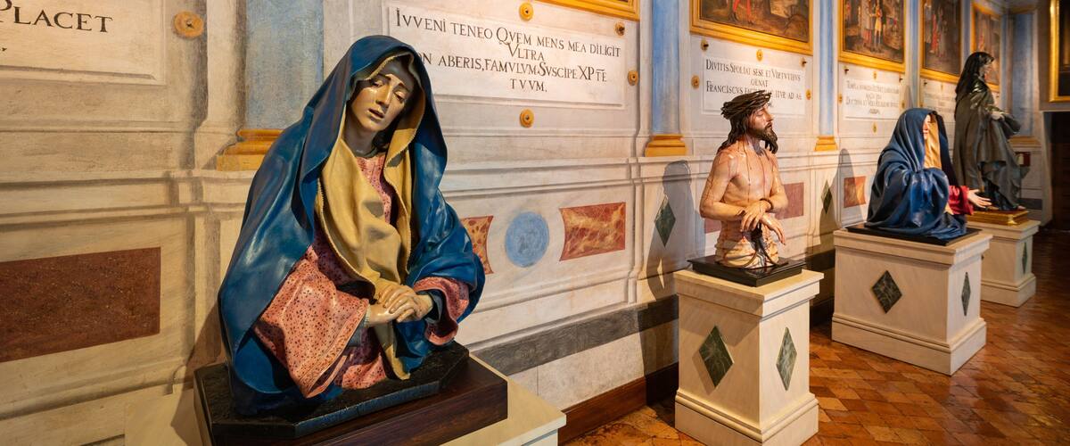 Convent de las Descalzas Reales showing interior views and religious elements