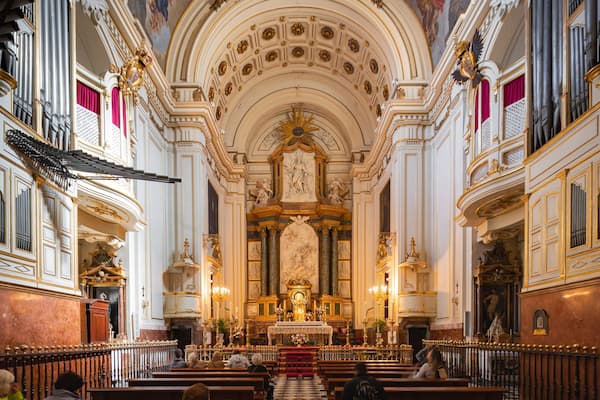 Convent de las Descalzas Reales which includes interior views, a church or cathedral and heritage elements