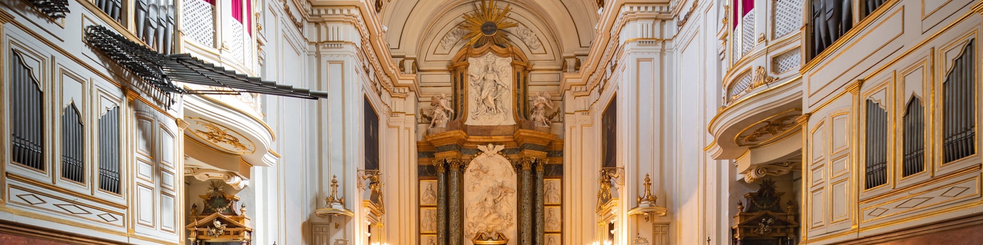 Convent de las Descalzas Reales which includes interior views, a church or cathedral and heritage elements