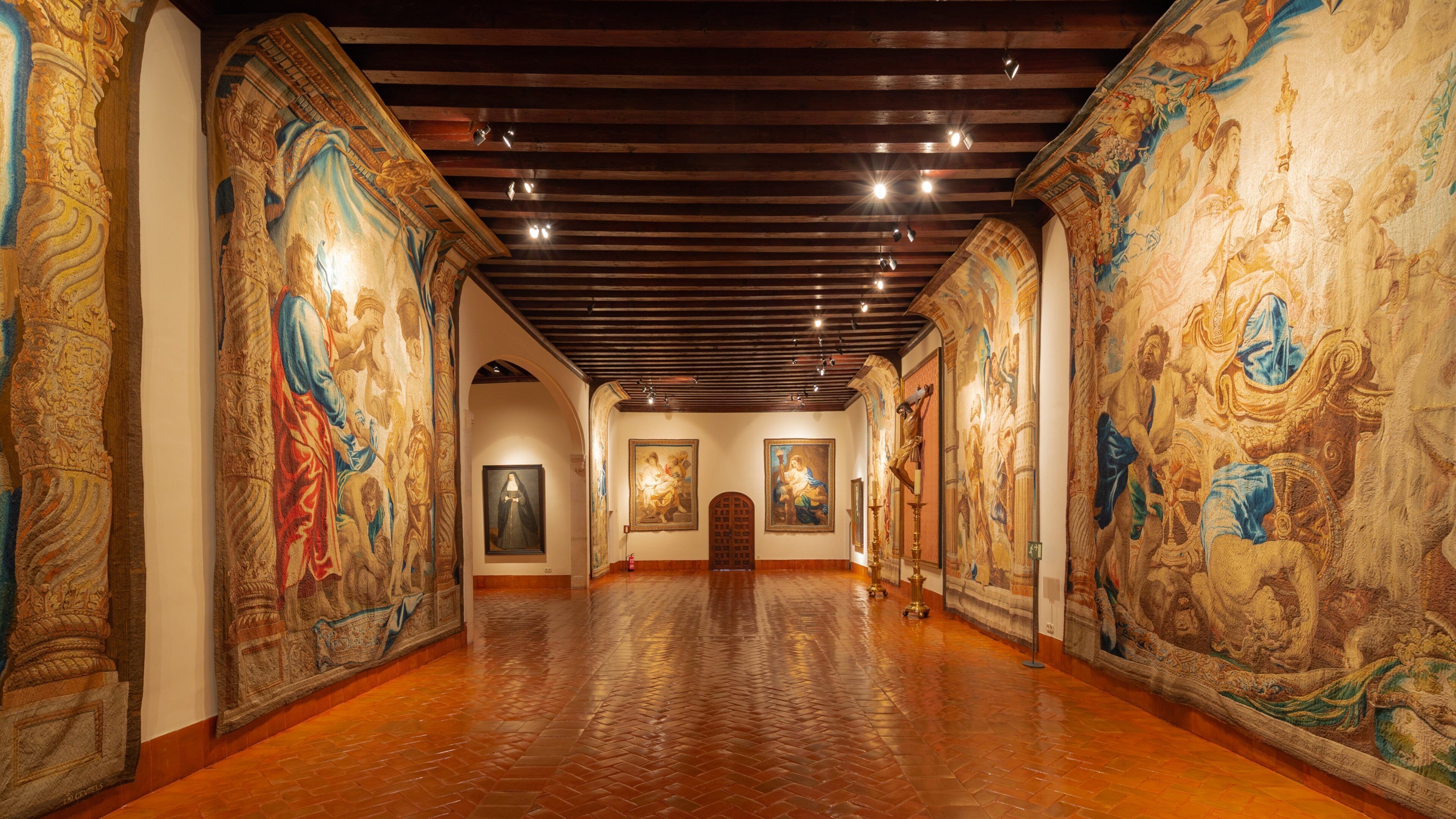Convent de las Descalzas Reales featuring art, interior views and religious aspects