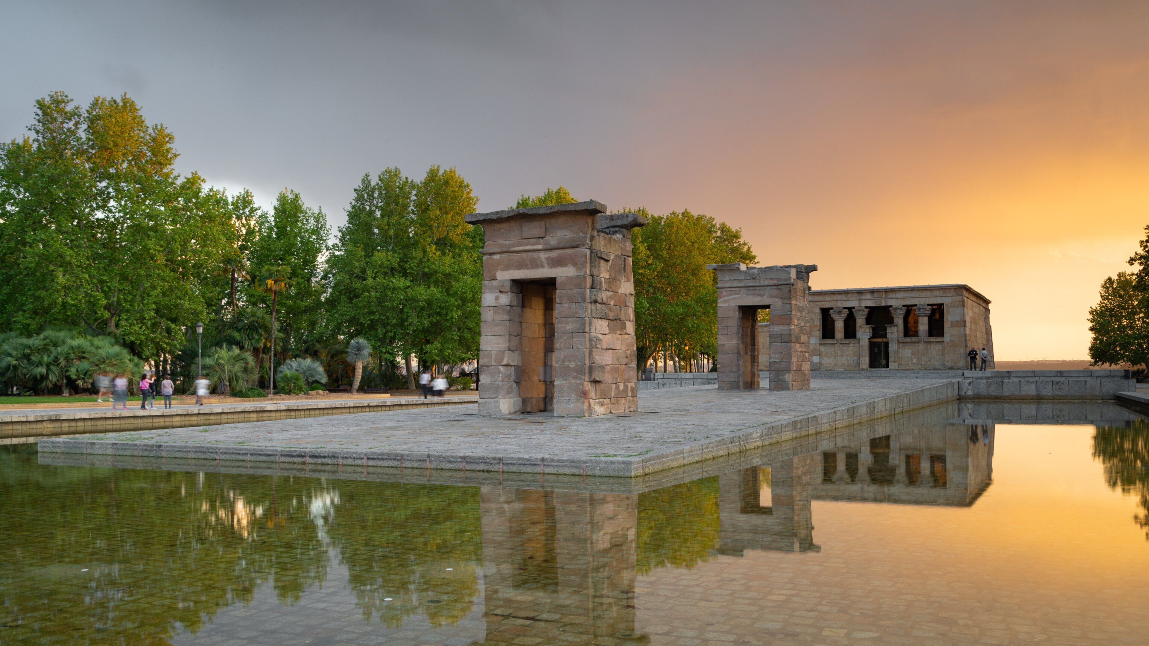 Temple of Debod showing a sunset, a temple or place of worship and a fountain