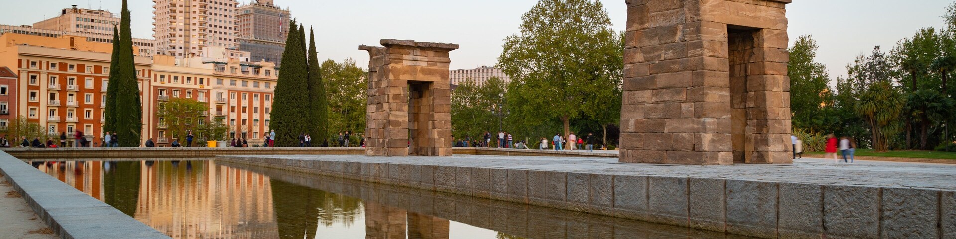 Temple of Debod showing a fountain, a temple or place of worship and heritage elements