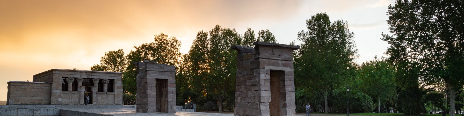 Temple of Debod showing a fountain, heritage elements and a sunset