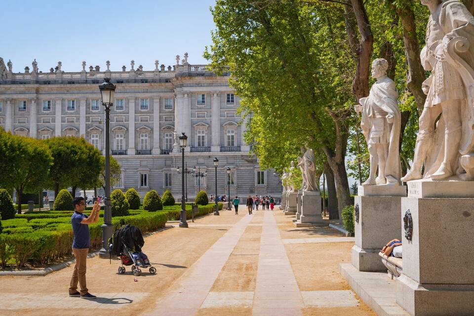 Un magnifique palais, orné de statues et doté d’un jardin magnifiquement entretenu.