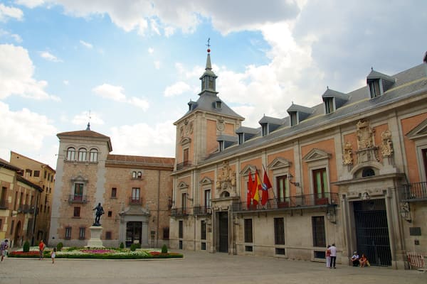Plaza de la Villa mostrando una ciudad, un edificio administrativo y un parque o plaza