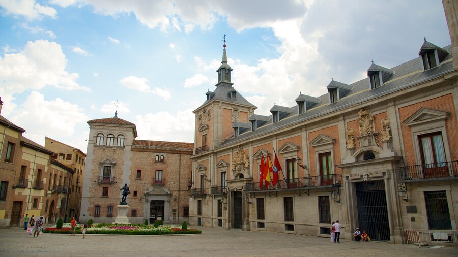 Plaza de la Villa which includes a city, heritage architecture and a square or plaza
