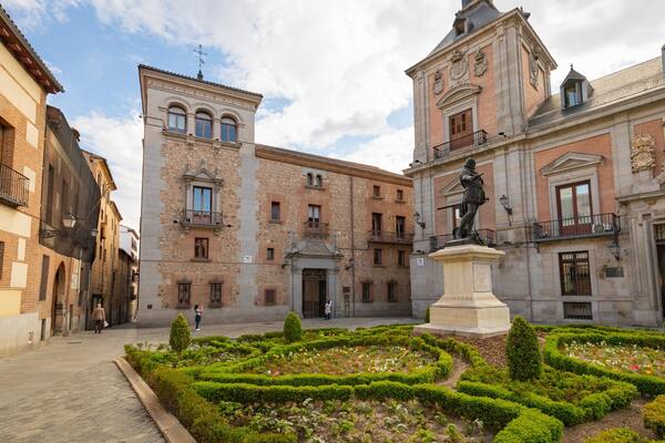 Plaza de la Villa which includes a statue or sculpture and a park