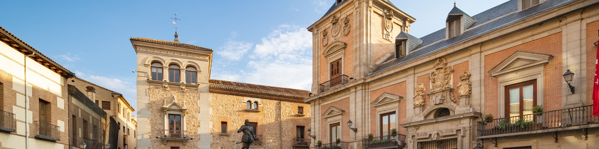 Plaza de la Villa featuring heritage architecture and a park