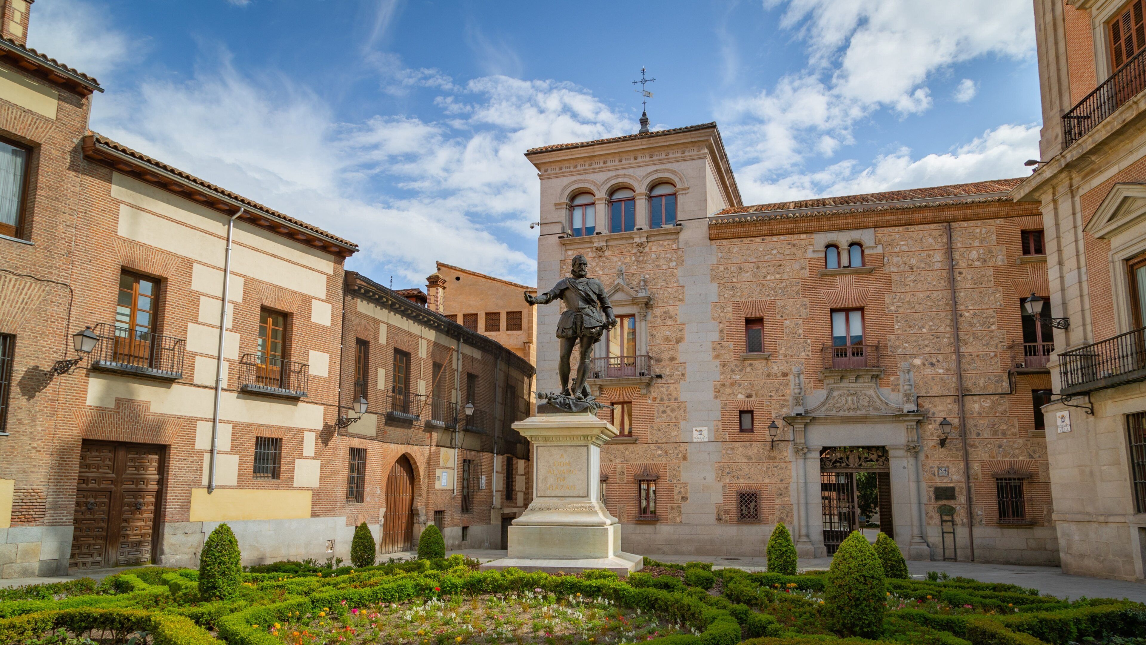 Plaza de la Villa showing a statue or sculpture and a garden