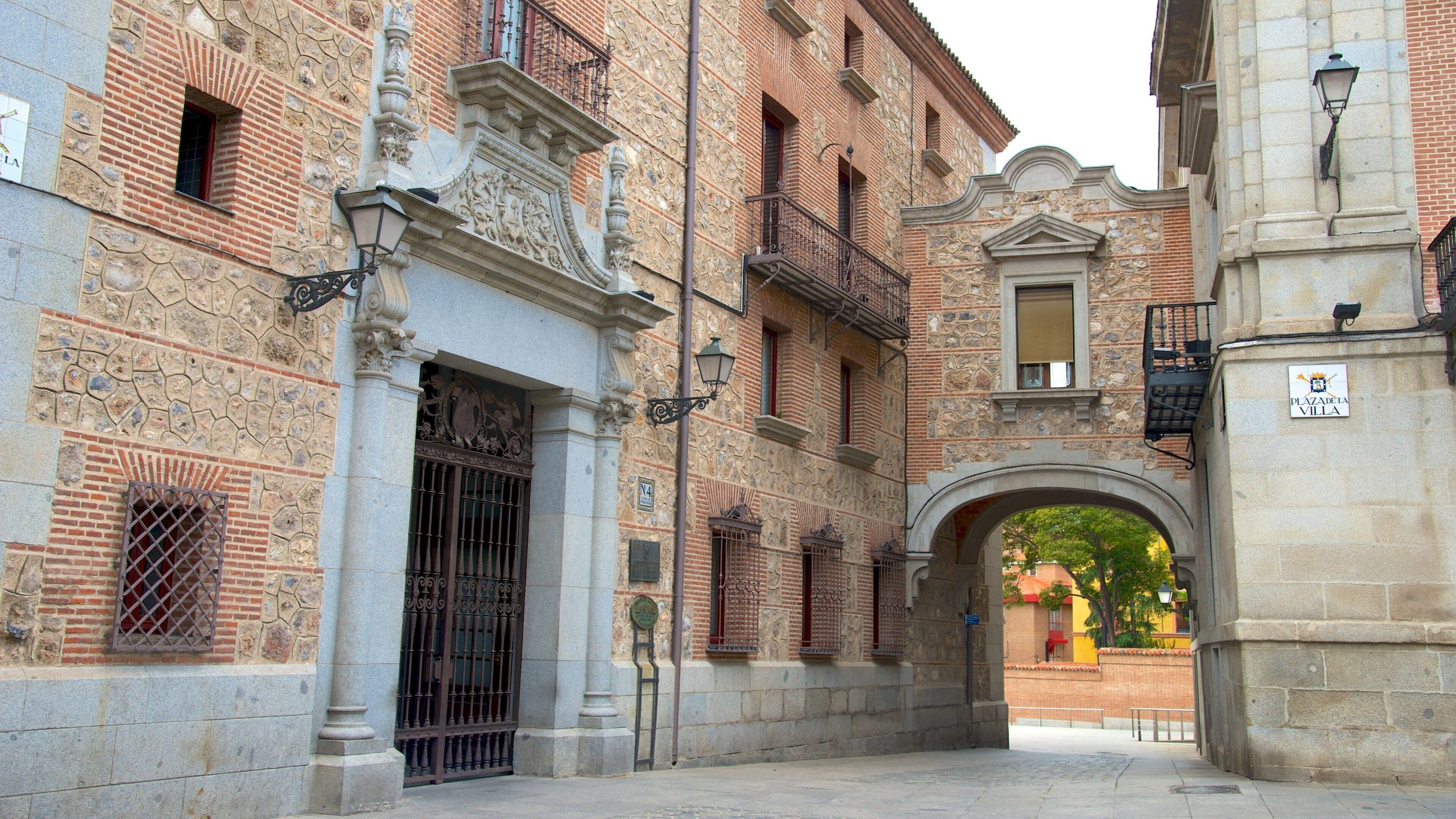 Plaza de la Villa que incluye patrimonio de arquitectura