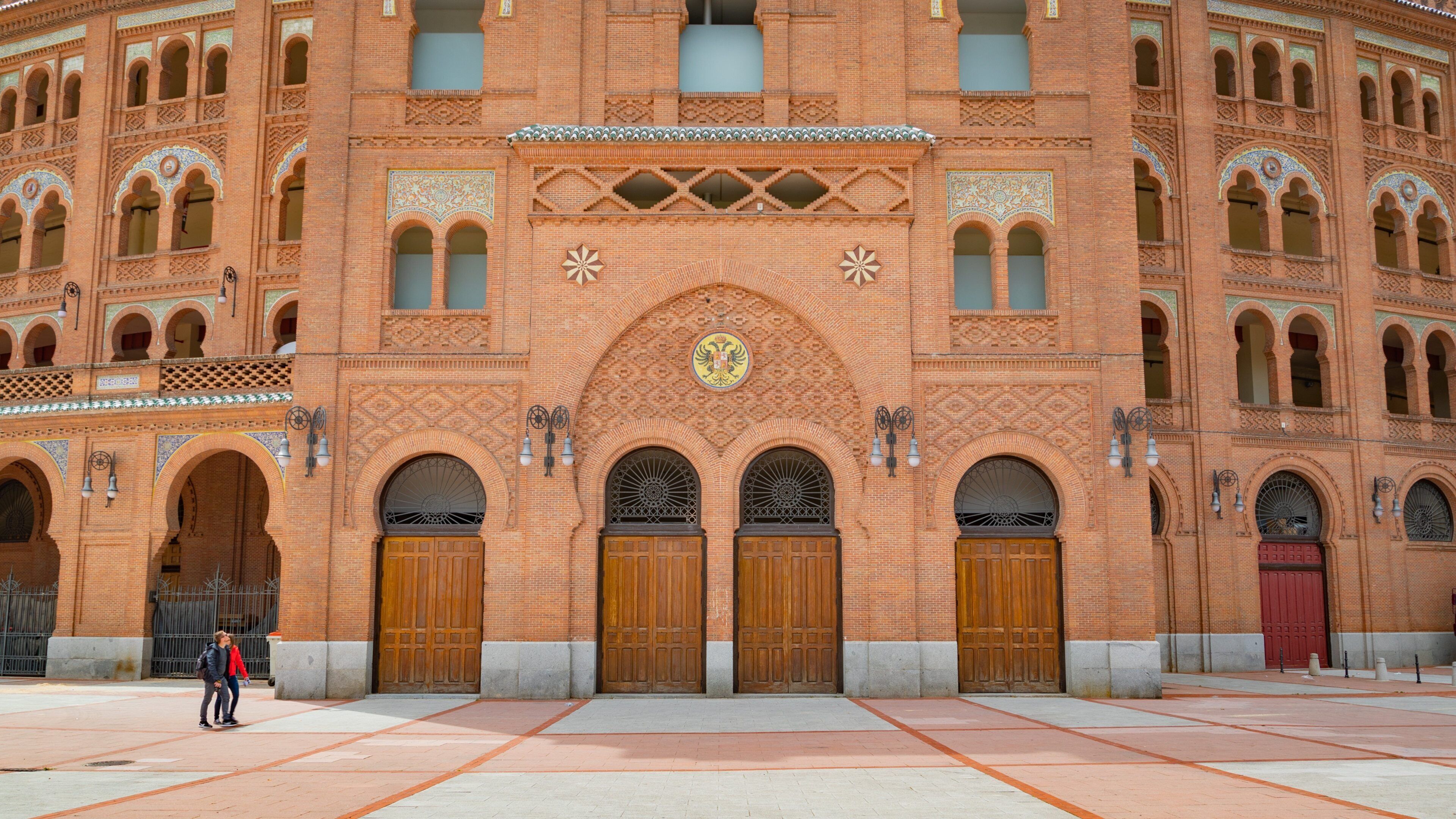 Las Ventas showing street scenes and heritage elements as well as a couple