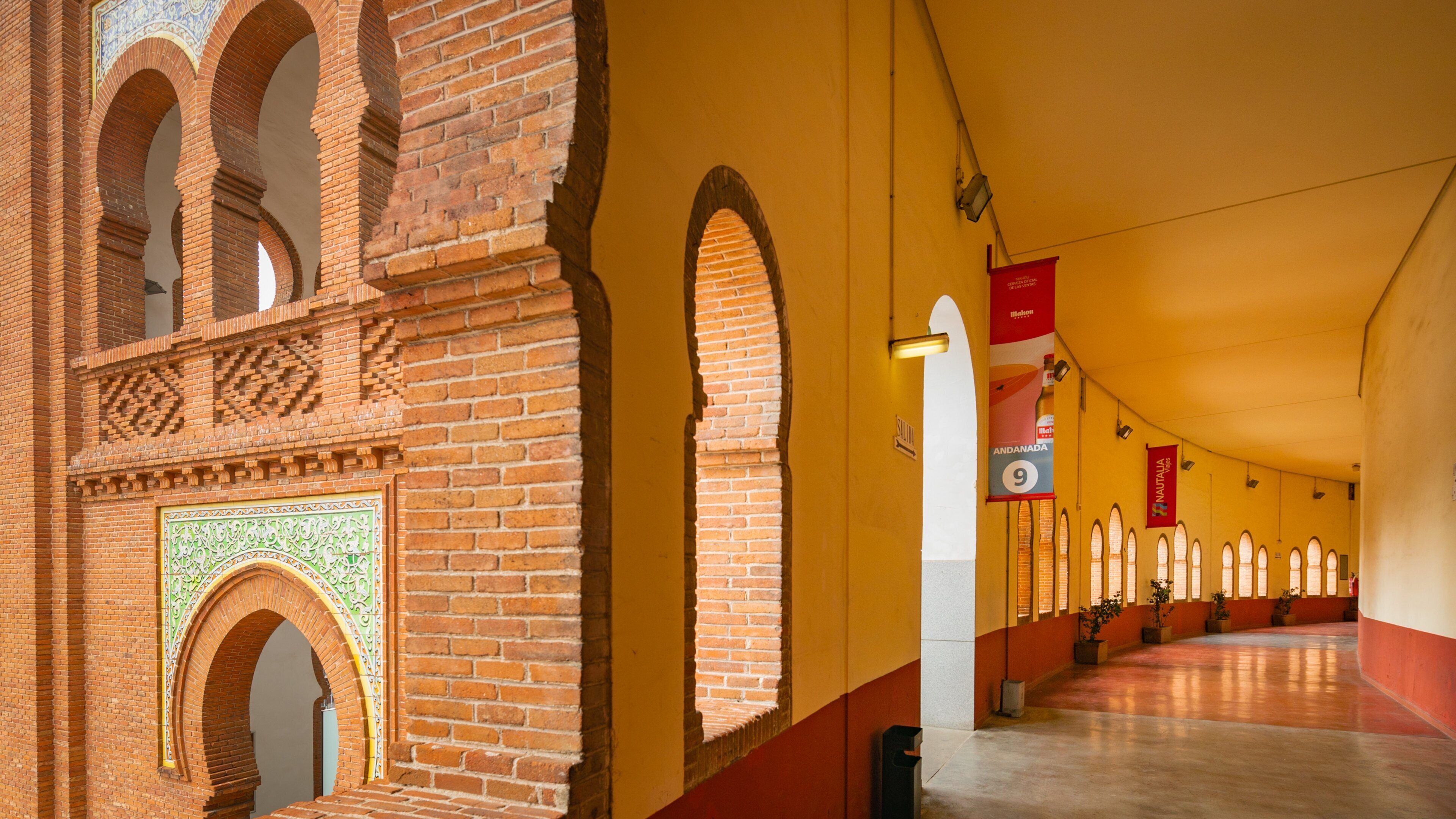 Las Ventas showing heritage elements and interior views