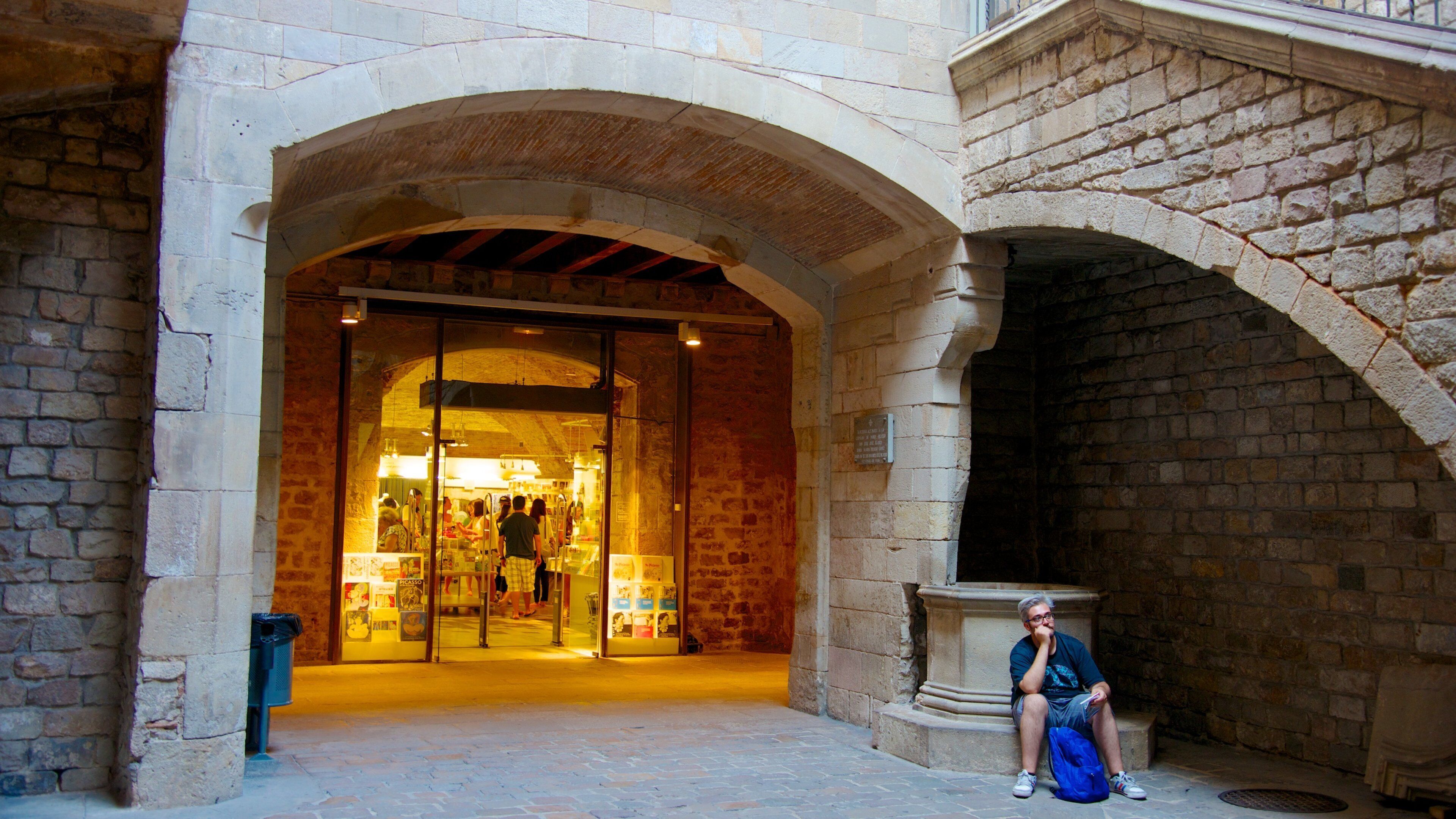 Picasso-museet såväl som en man