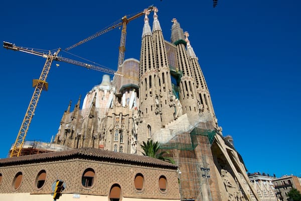Sagrada FamĂlia montrant Ă©lĂ©ments religieux, patrimoine architectural et Ă©glise ou cathĂ©drale