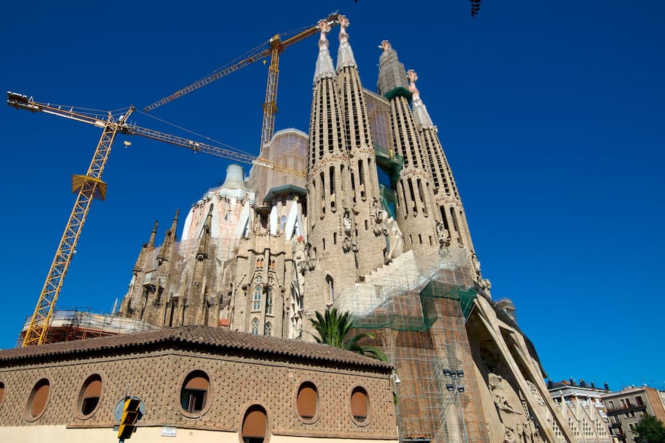 Die Sagrada Familia mit einem Baukran im Vordergrund.