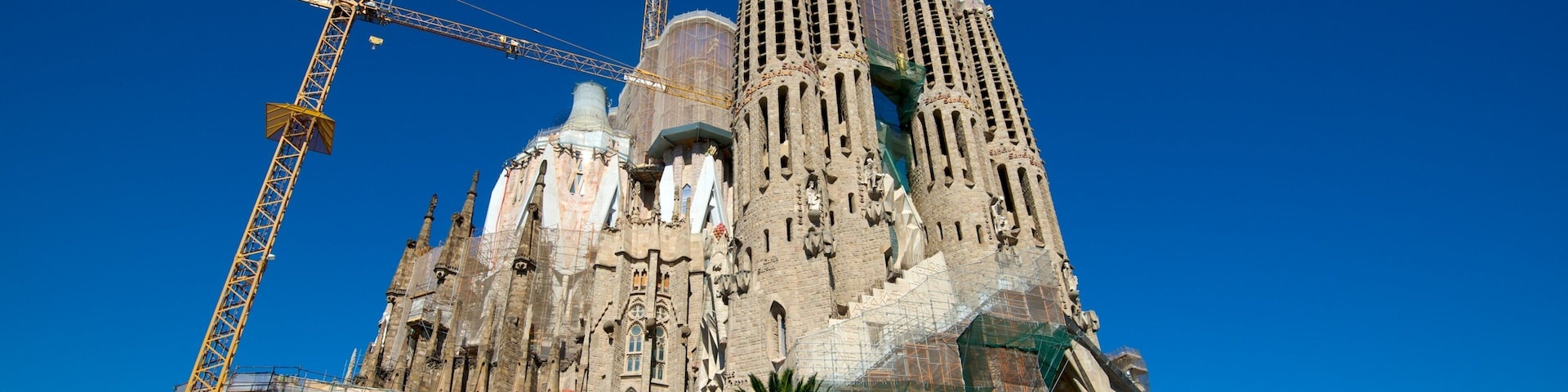 La Sagrada Família que inclui aspectos religiosos, arquitetura de patrimônio e uma igreja ou catedral