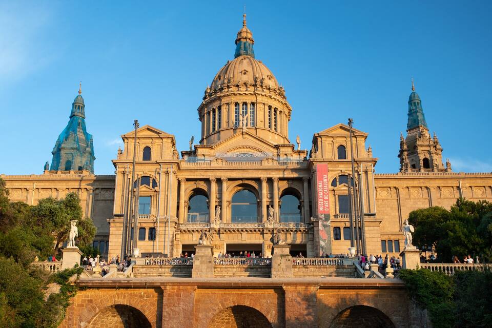 Un imposant bâtiment doté d’un grand dôme central, de deux dômes plus petits et d’une entrée remarquable, ornée de colonnes.