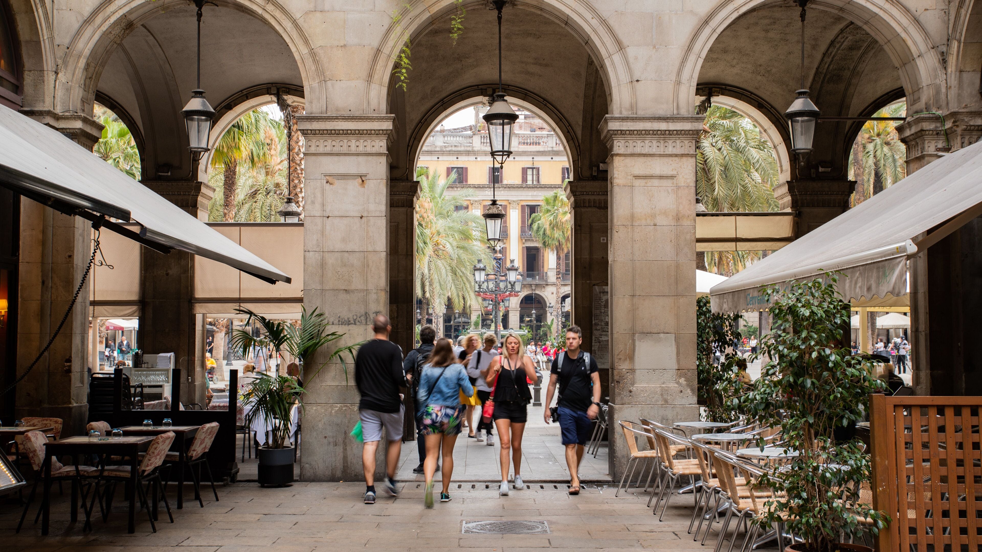 Placa Reial showing street scenes as well as a couple